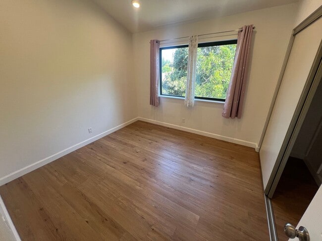 Building Photo - Beautiful upgraded 3 bed 2.5 bath Townhous...