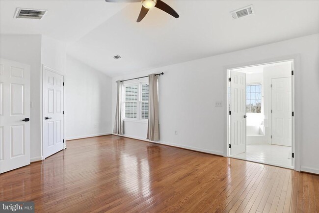 Building Photo - 4550 Fair Valley Dr