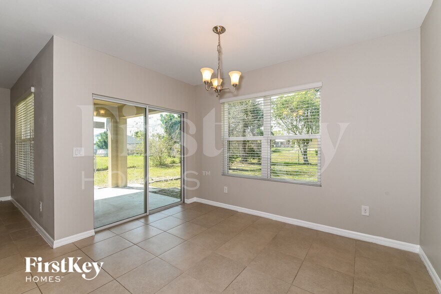 Building Photo - 2702 SW 9th Pl