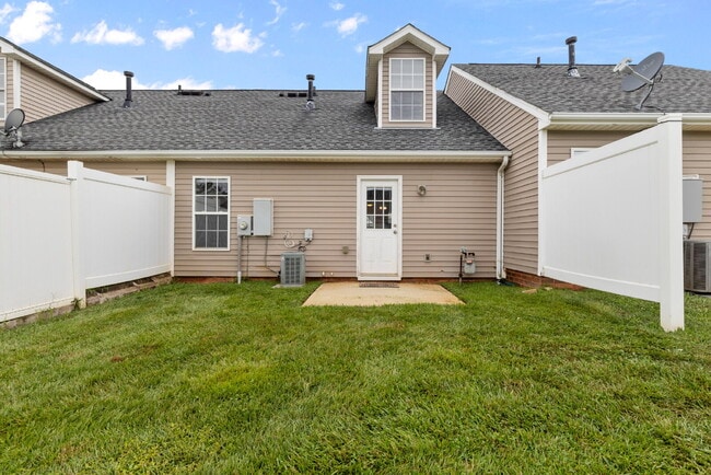 Building Photo - Freshly Updated 3 bed 2 bath Townhome in P...