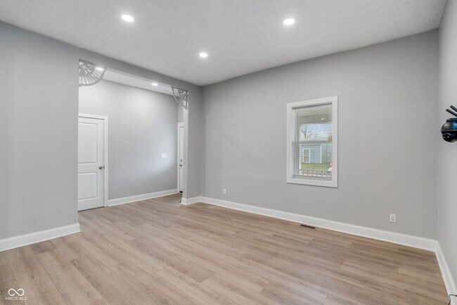 Building Photo - 2224 N Kenwood Ave