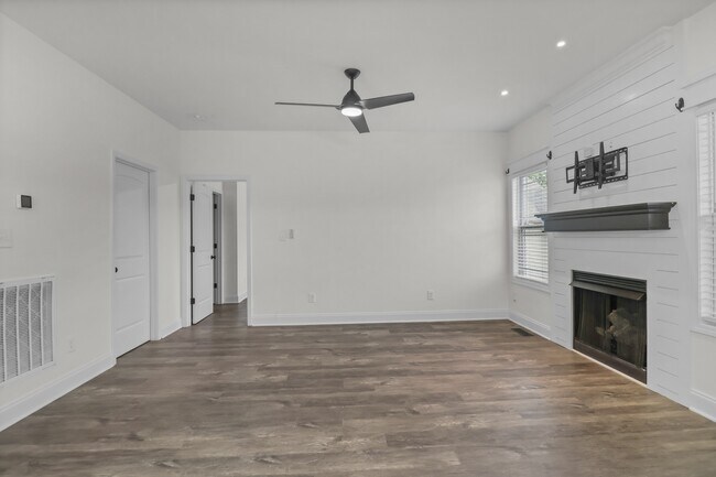 Building Photo - 525 Woodtrace Dr