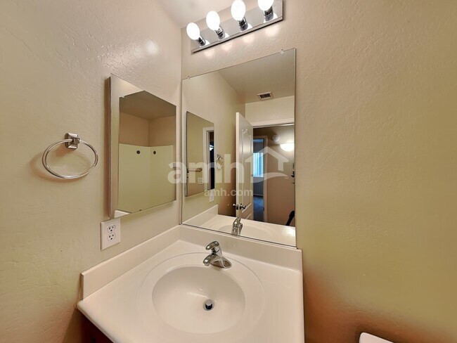 Building Photo - 11337 W Lincoln St