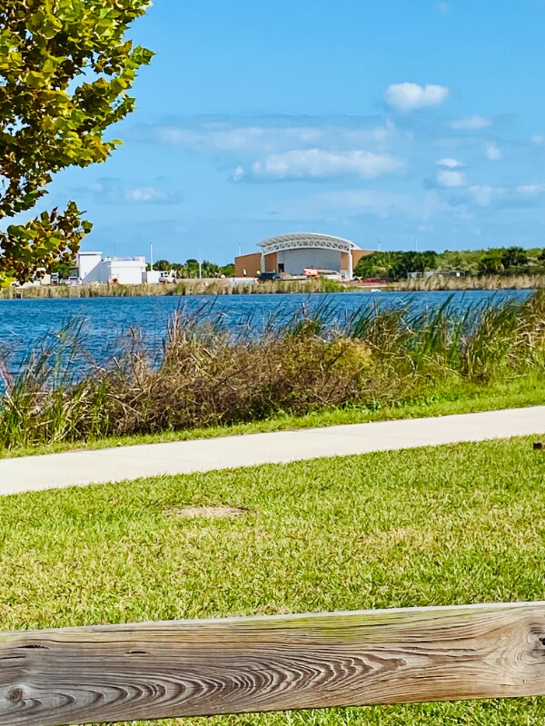 Building Photo - 420 Breakwater Dr