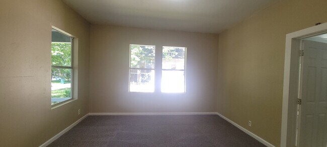 Building Photo - Gorgeous 2 bedroom/1bath with historic fea...
