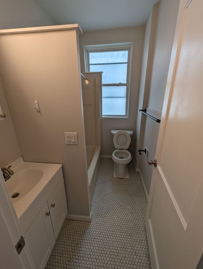 Building Photo - Beautiful Housing Convenient to Xavier Campus with Bonus Room
