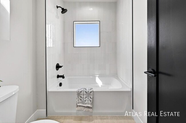 Building Photo - 830 Cherry St