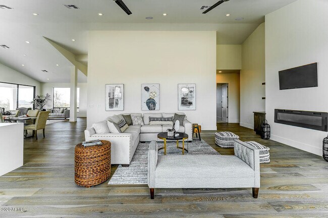 Building Photo - 301 E Jomax Rd