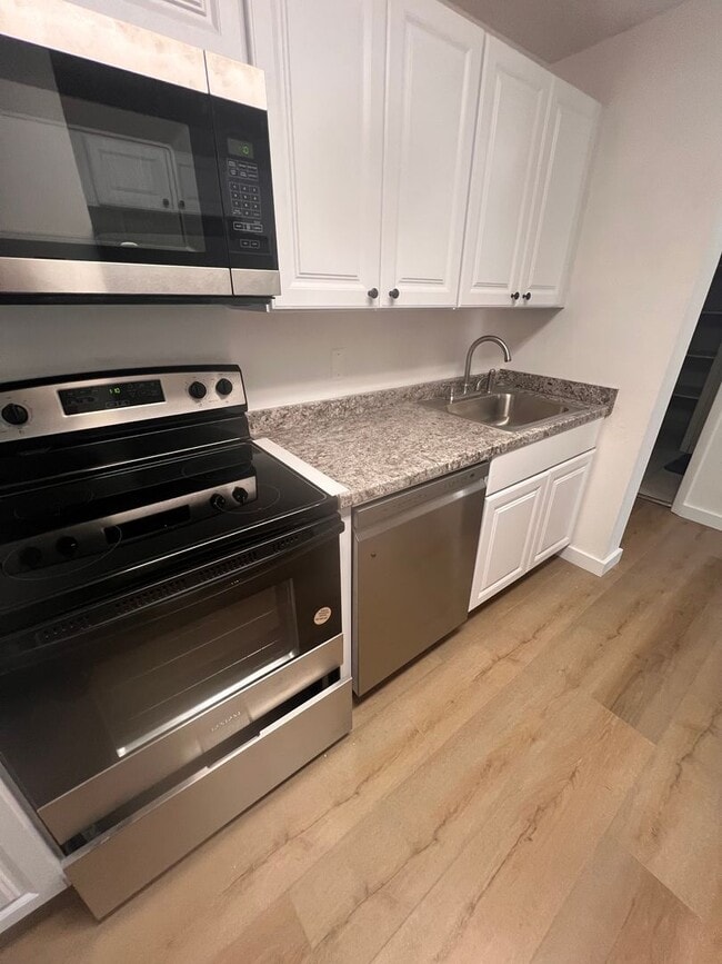 Building Photo - Do not pay for Heat or Hot Water, this beautiful condo has them included for you!