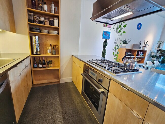 Building Photo - 80 Vine St