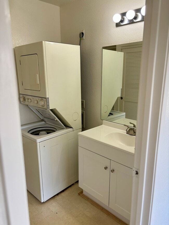 Building Photo - Studio, 1 Bath Apartment with 1 Assigned P...