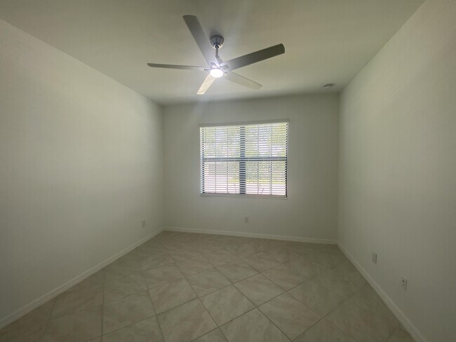 Building Photo - 1833 W Isles Rd