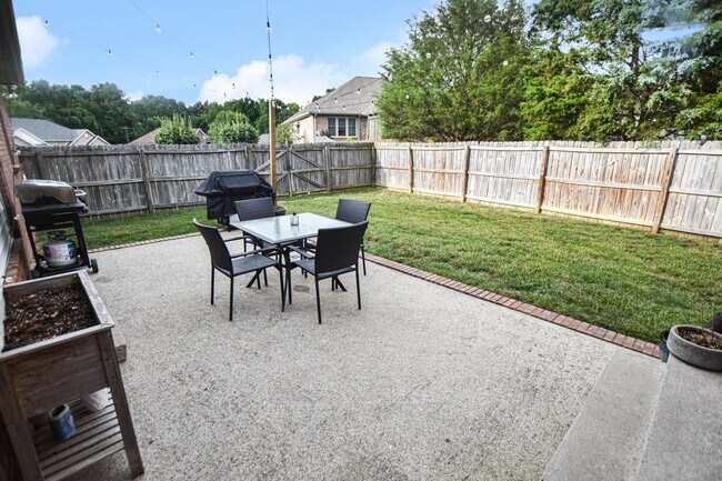 Building Photo - Pet Friendly Three Bedroom with Bonus!