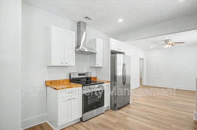 Building Photo - 613 W 39th St