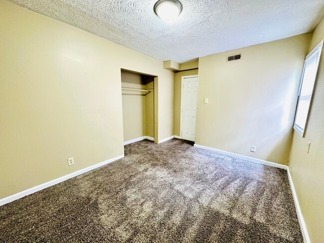 Building Photo - Updated FOUR bedroom home in South Louisville