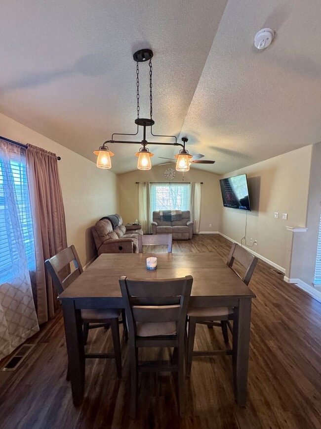 Building Photo - Lovely 3 bedroom/3 car tandem garage home ...