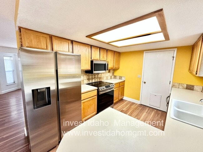 Building Photo - Enjoy the foothill views from your backyard!