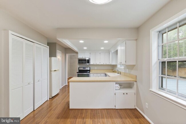 Building Photo - 6048 Redwood Ln