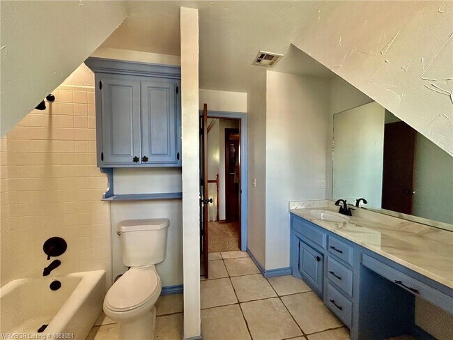 Building Photo - 1808 Oak Forest Dr