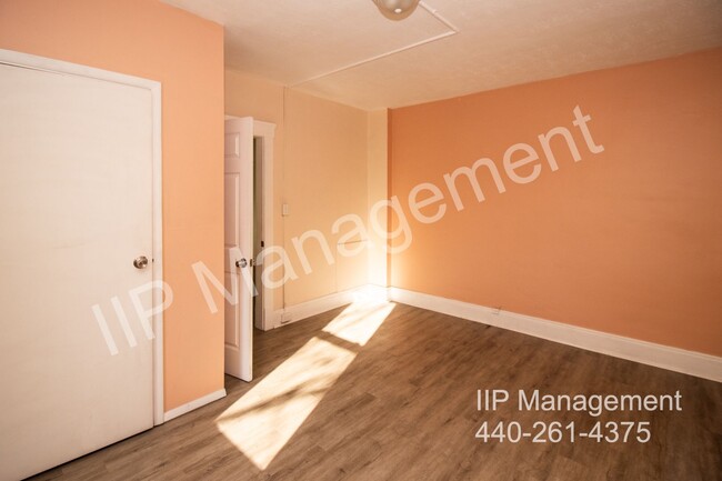 Building Photo - Very Stylish 1BR 1BA Up Unit in Lakewood -...