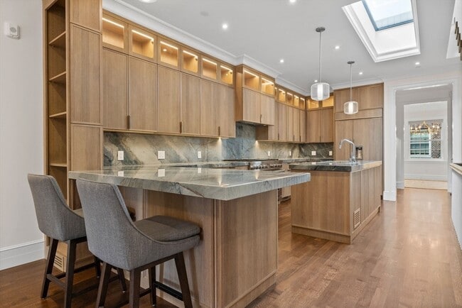 Building Photo - 2 Byron St