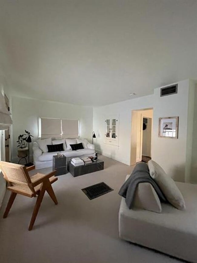 Building Photo - Beautiful remodeled 2 bedroom, 1 bath hous...