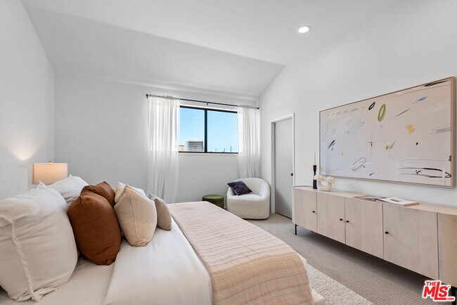 Building Photo - 3516 Vía Dolce