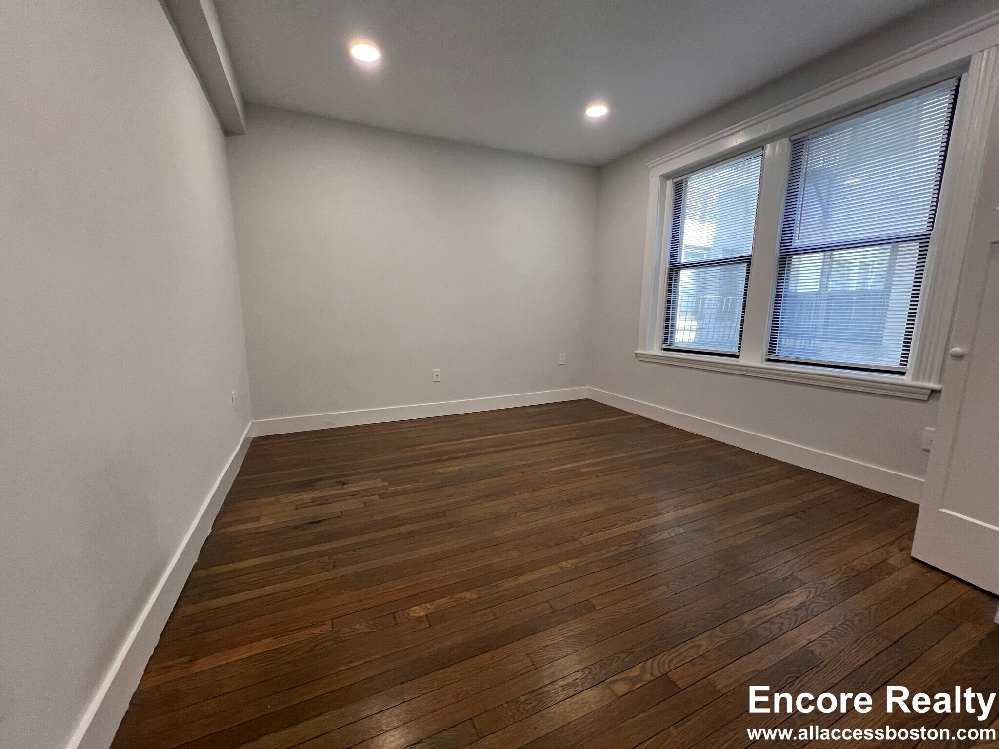 Building Photo - 54 Queensberry St