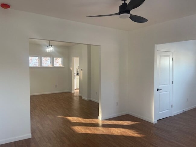 Building Photo - 3 bedroom, 2.5 bath - Modern Home in Wyandotte!