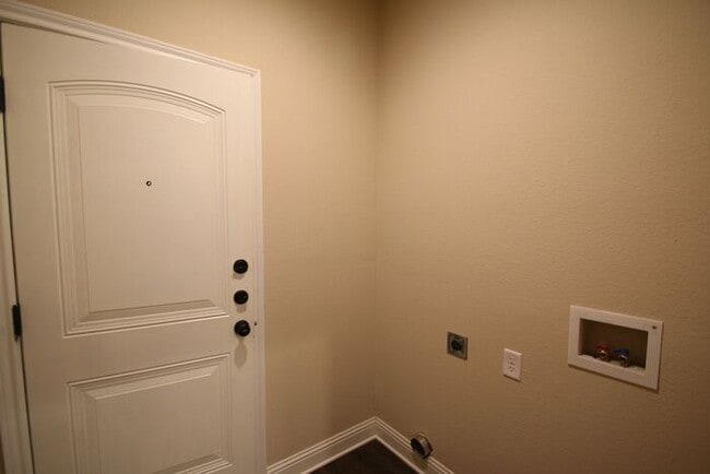 Building Photo - Beautifully Upgraded 3/2 Duplex w/ Garage & Fenced Yard | Off Camp Bowie!