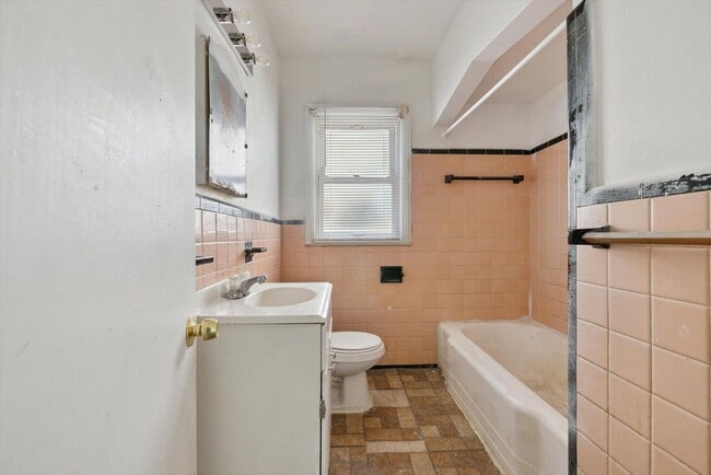 Building Photo - $1095 3 bedroom bungalow