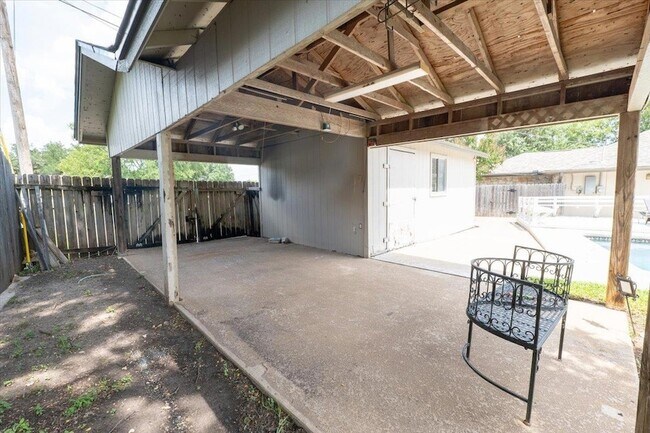 Building Photo - 300 Las Plumas Dr