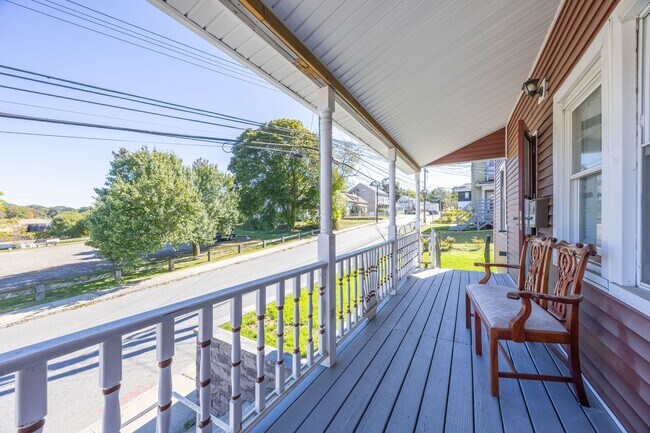 Building Photo - Spacious 3-Bedroom Duplex in Griswold