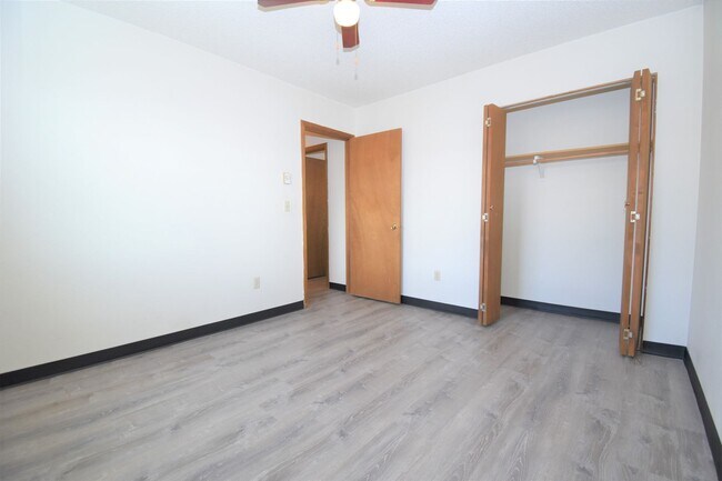 Building Photo - Great Location! Top Floor 2 bed 1 bath and detached garage!