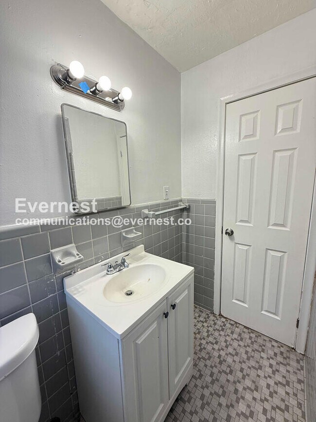 Building Photo - 15601 Schoolcraft Rd