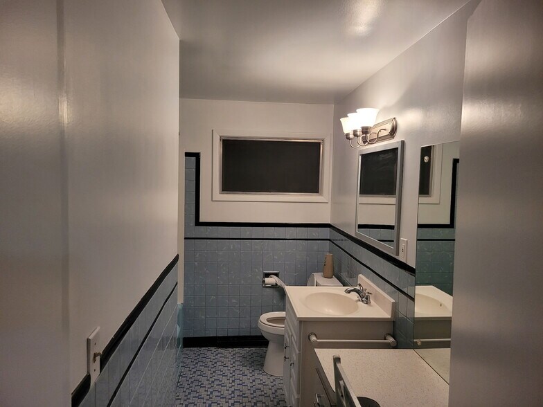 Bathroom - 43 Vanderbilt St