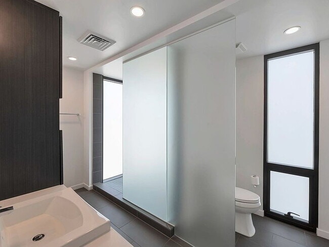 Building Photo - "Spacious 2-Bed, 2-Bath Gem in the Heart of Phoenix - 1188 Sq Ft of Modern Living!"