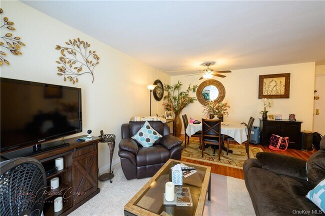 Building Photo - 5 Sadore Ln