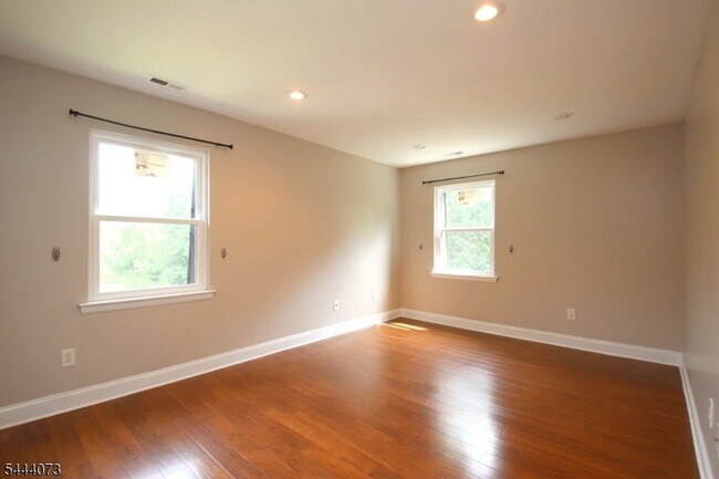 Building Photo - 1404 Normandy Ct