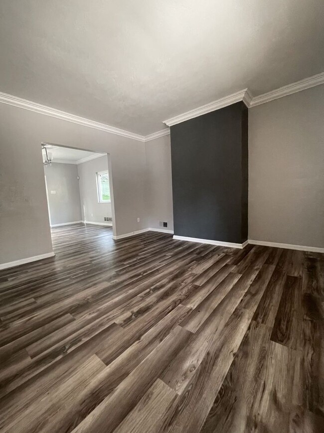 Building Photo - 2 Bedroom 1 bath w/laundry and yard