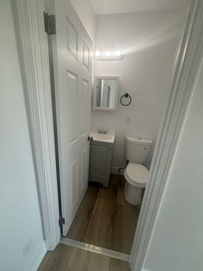 Building Photo - 4bd/1.5b Single Section 8/Cash Pay