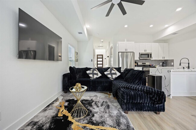 Building Photo - 964 Lucky St