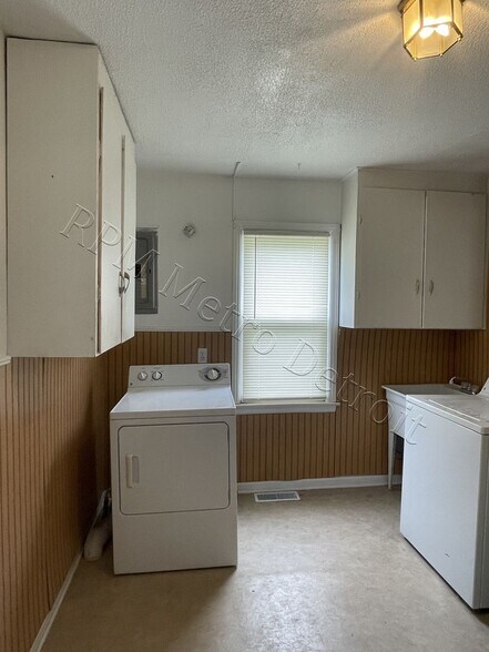 Building Photo - 8203 Paige Ave