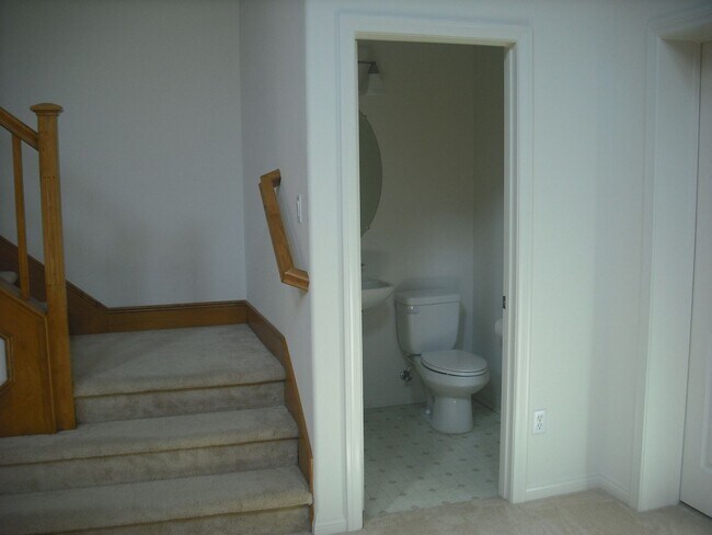 Building Photo - Love living near the Beach into this spacious 5 bedroom home