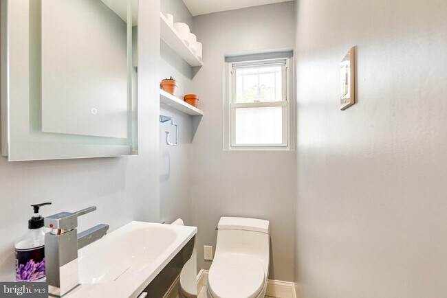 Building Photo - 5513 Chillum Pl NE