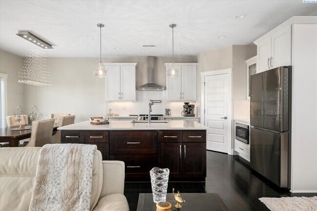 Building Photo - Stunning 5 Bedroom 4 Bath w/Daylight Basement West Richland!!!