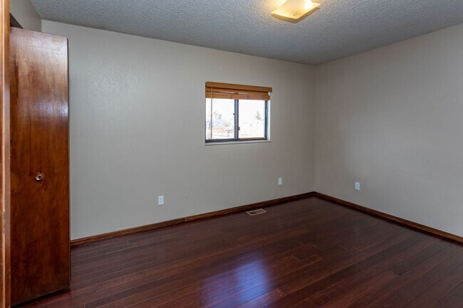 Building Photo - 7673 Safari Cir