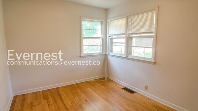 Building Photo - 2 Bed, 1 Bath Home with Fenced Yard / Available Soon!