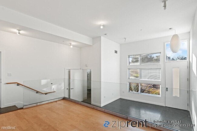 Building Photo - 2 br, 2 bath Townhome - 2910 Mandela Pkwy,...