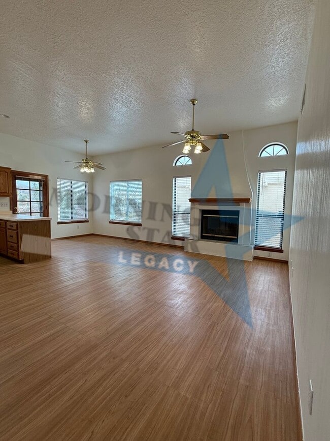 Building Photo - Move-in Special! Charming Home with Mountain Views!